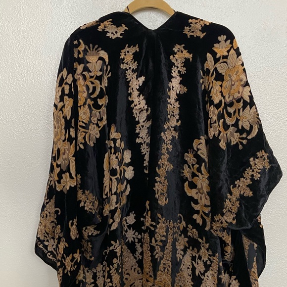 Black and Gold Floral Kimono - Picture 2 of 2